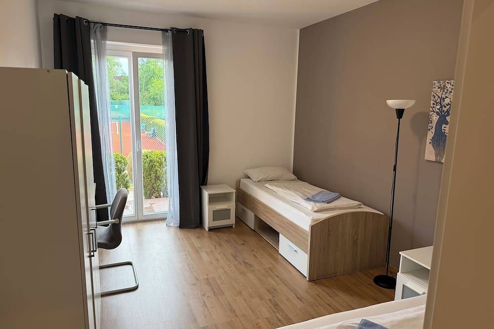 Ganze Wohnung, 2 Zimmer/Room in Oberschleißheim, Oberbayern