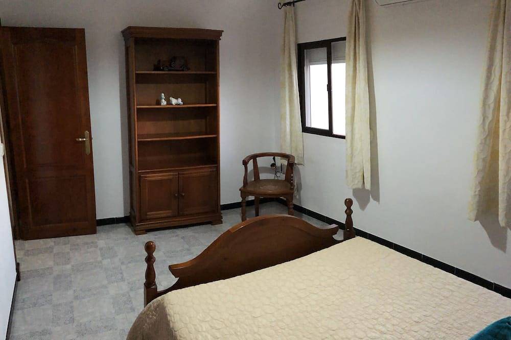 House located in the center of the village about 10 minutes from the river trail in El Bosque, White Villages