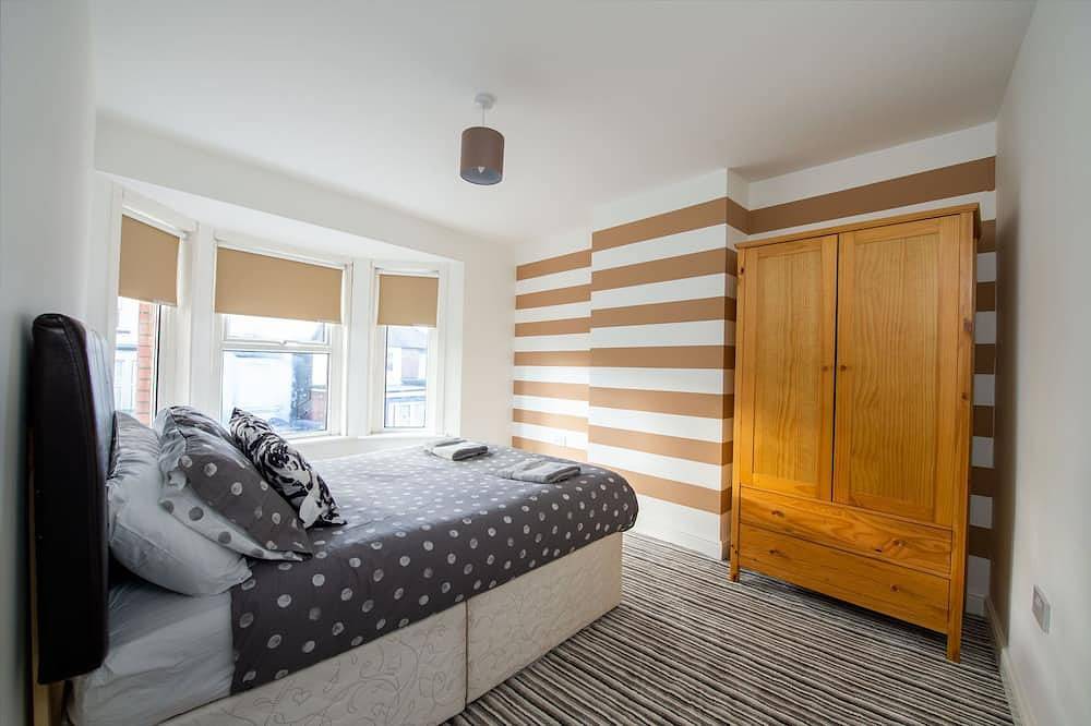 Modern 4 Bed House-Perfect Getaway for Stonehenge! in Salisbury, Wiltshire