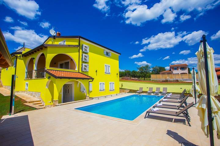 Ferienhaus für 17 Personen, mit Balkon/Terrasse und Garten sowie Pool in Valkarin