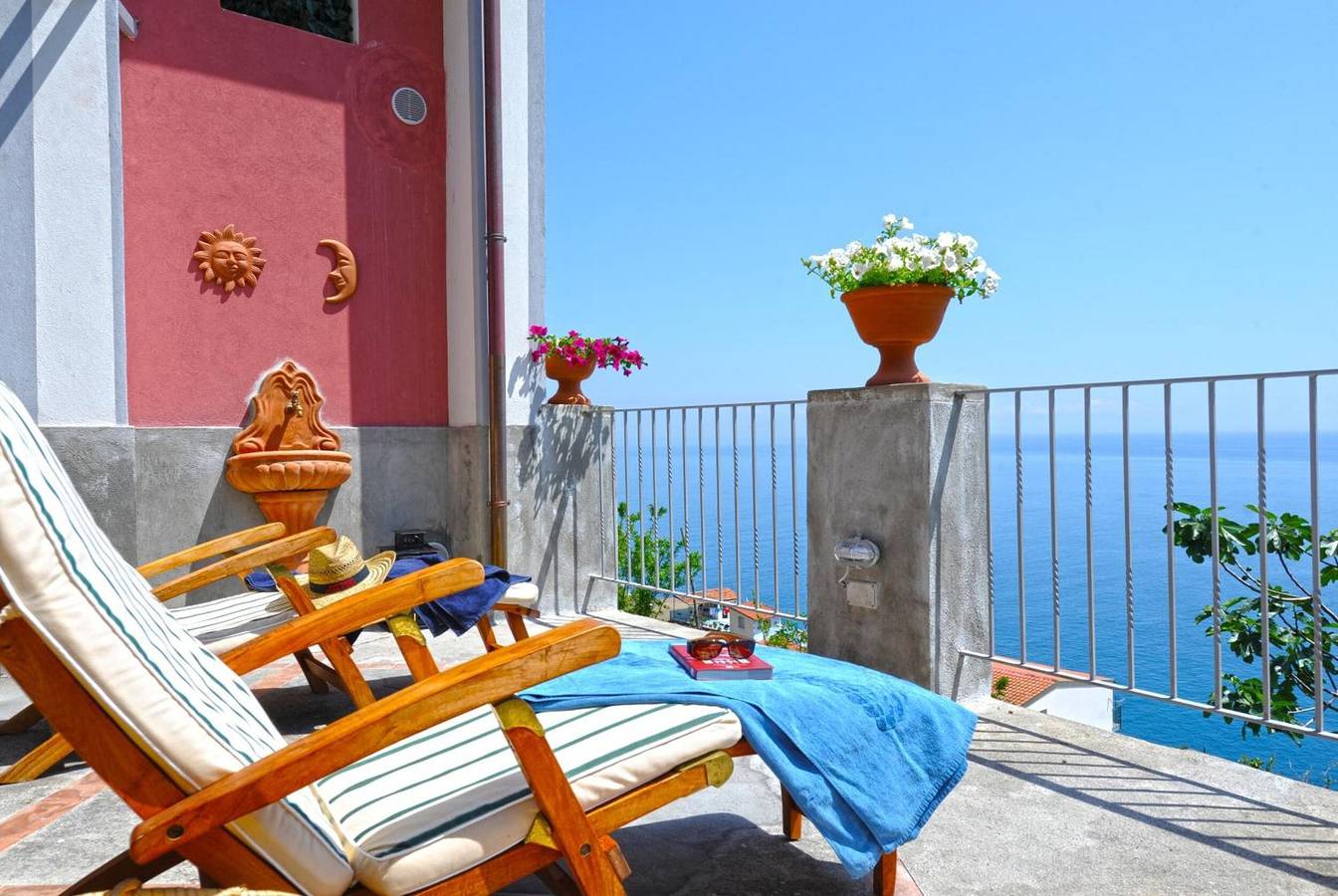 Entire apartment, Palazzo Rocco Villa Red Moon in Love – Sea View Terrace on the Amalfi Coast in Praiano, Amalfi Coast