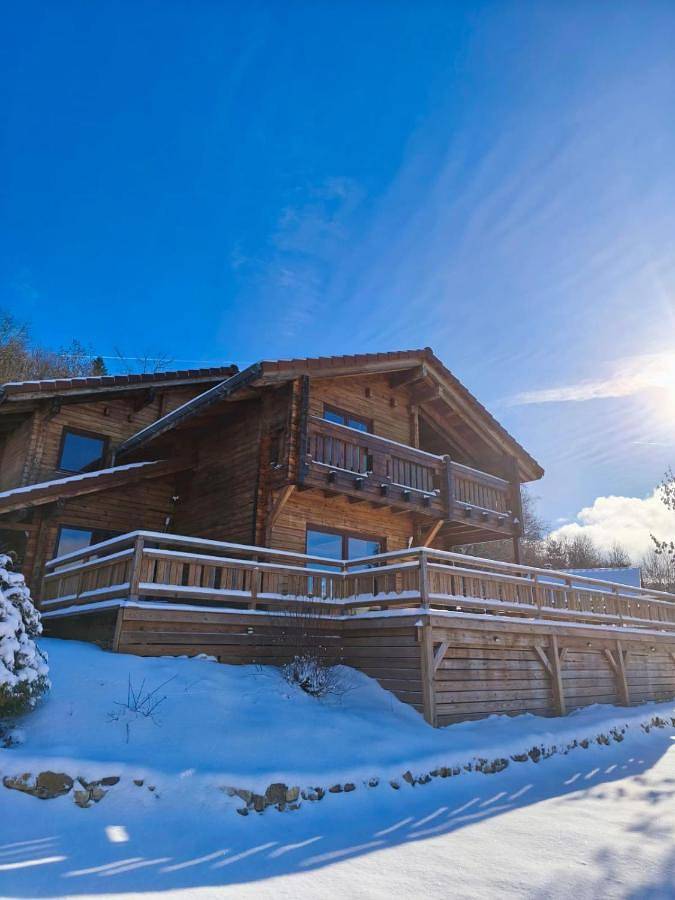 Chalet pour 10 personnes, avec vue et piscine ainsi que sauna et jardin