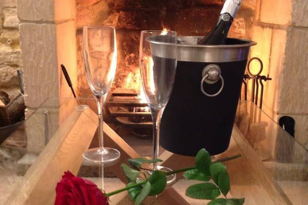 Cosy Cotswold Cottage - Penny Cottage - pet friendly - sleeps 2 in Winchcombe, Gloucestershire