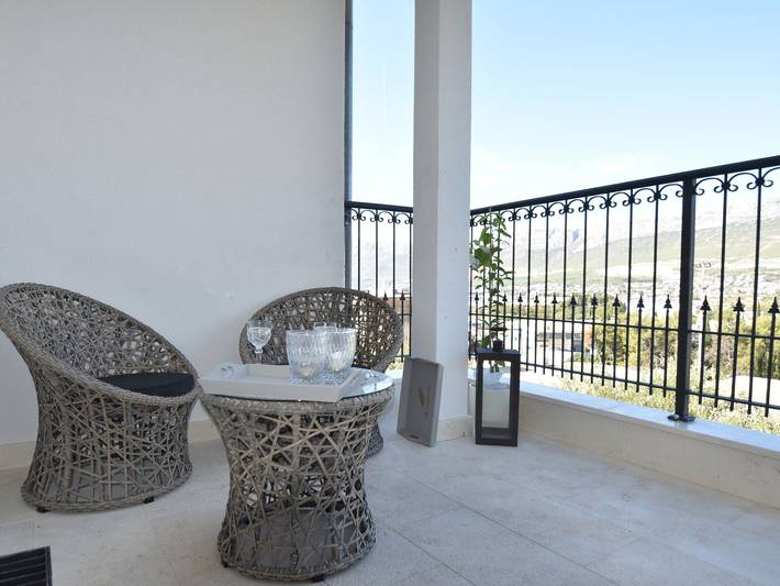 Ferienwohnung für 4 Personen, mit Terrasse und Pool in Split - 2