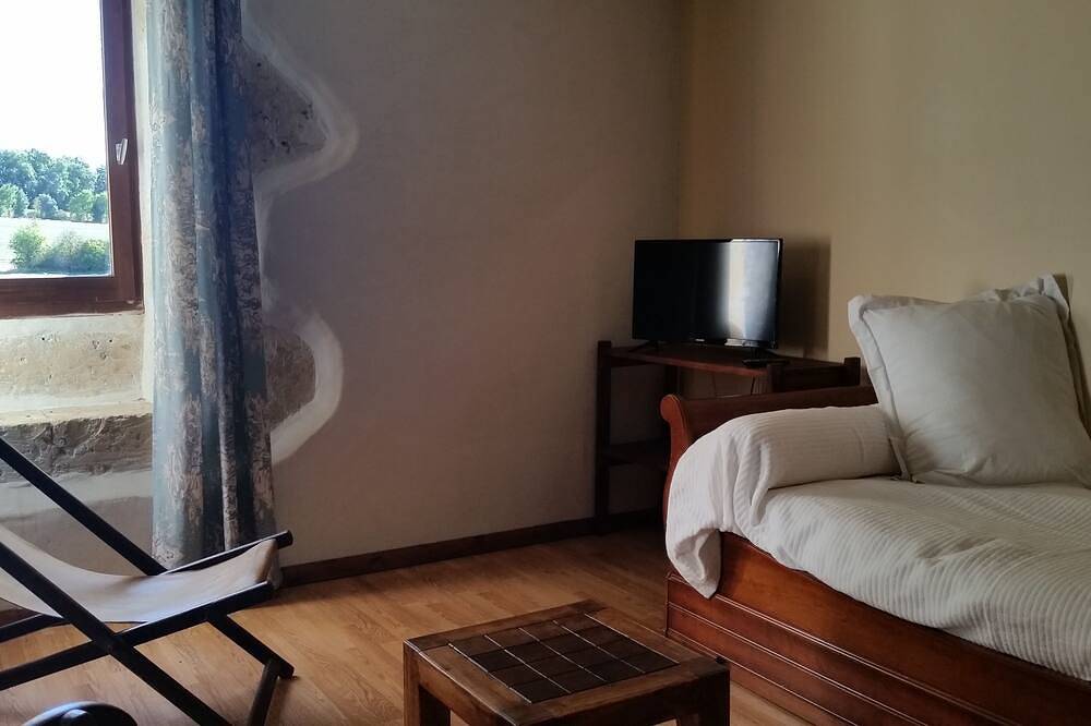 La chambre bleue, Chambres d’hôtes dans le Gers, le domaine de Magnas in Magnas, Gers