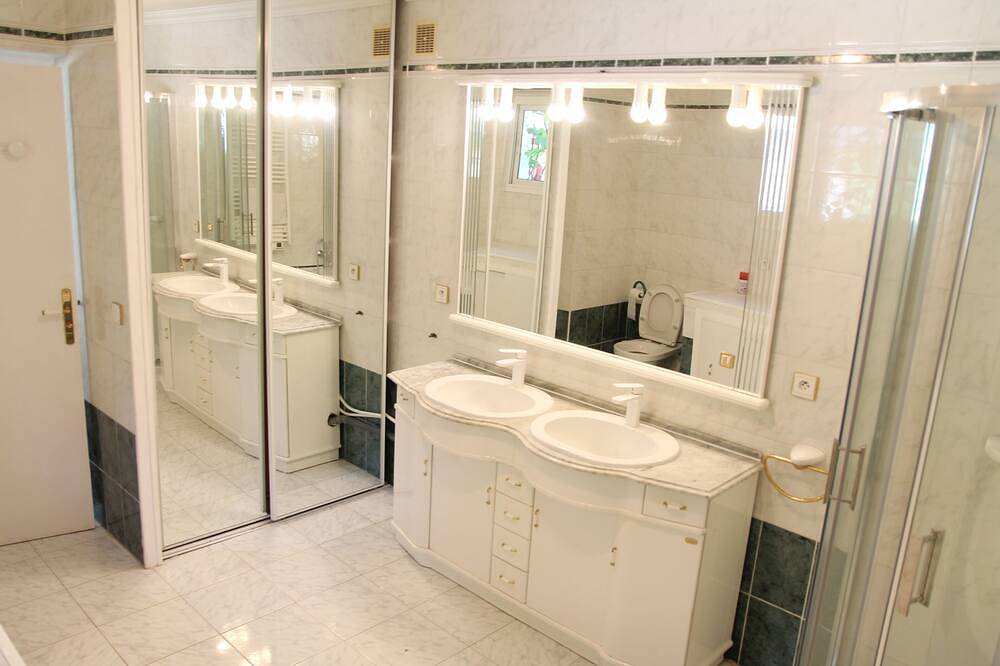 Entire apartment, Gîte les iris à la porte des Cévennes near montpellier in Laroque (Hérault), Lodève region