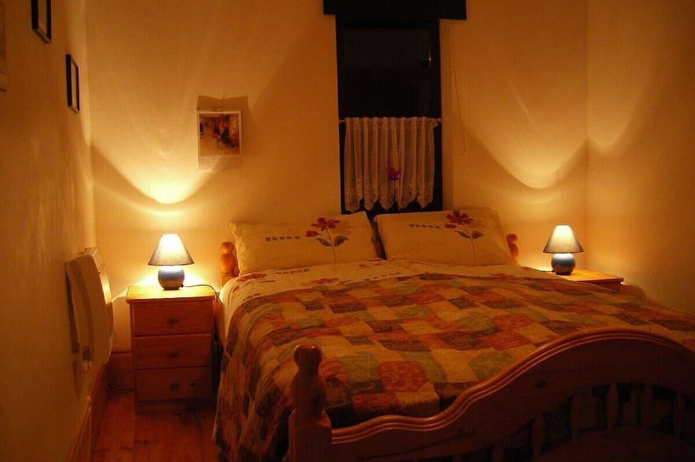Traditional style Cottage in a quiet location close to the Kenmare Bay in County Kerry