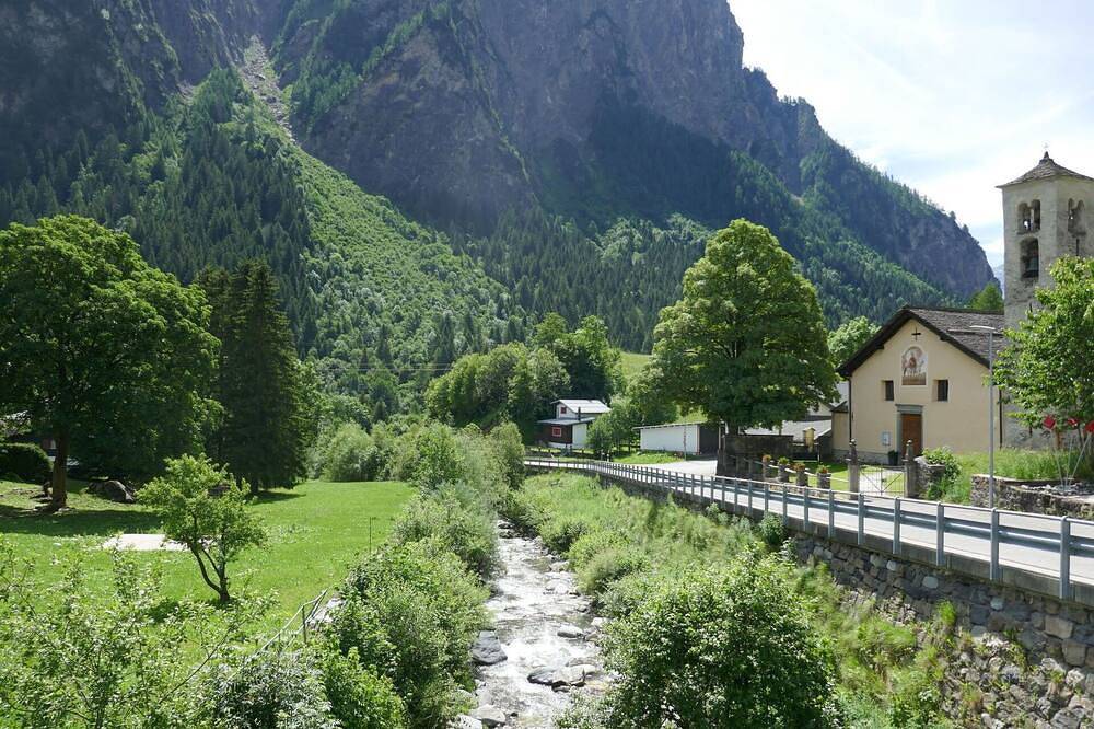 Ganze Wohnung, Gemütliche Wohnung für 4 Leute mit W-Lan, Tv, Innenhof, Haustiere erlaubt und Panoramablick in Blenio, Lepontinische Alpen