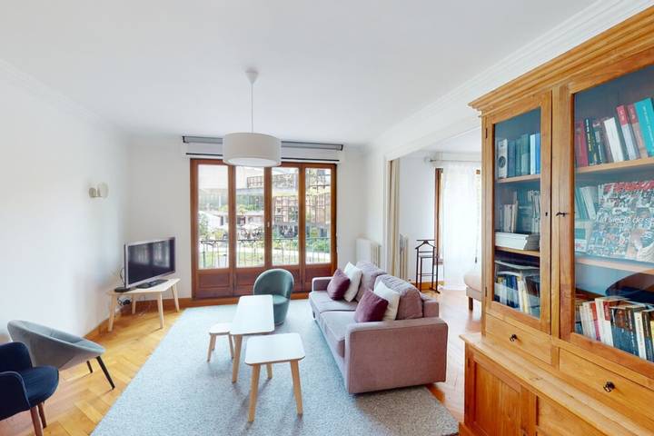 Gîte pour 5 personnes, avec terrasse, animaux acceptés dans Office De Tourisme Lac D Annecy Rive Plein Soleil
