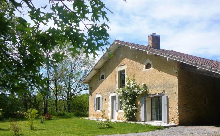 Gîte pour 4 personnes, avec Terrasse ainsi que Jardin et Vue à Coudures