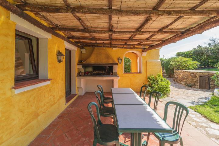 Villa La Rocca avec piscine, Wi-Fi, balcon, terrasse, vue sur la mer in Punta De Su Turrione, Stintino