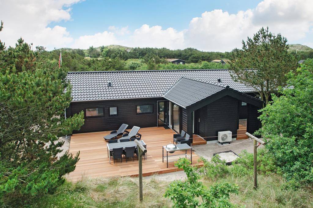 Auf einem Dünengrundstück gelegenes Ferienhaus mit hohen Decken in Henne, Varde