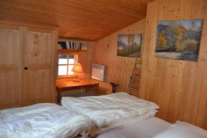 Ganze Wohnung, Aussen : Dachwohnung im 2. Stock eines Chalets, für 2-4 Personen, Zugang von der \"route du funiculai in Saint Luc, Anniviers