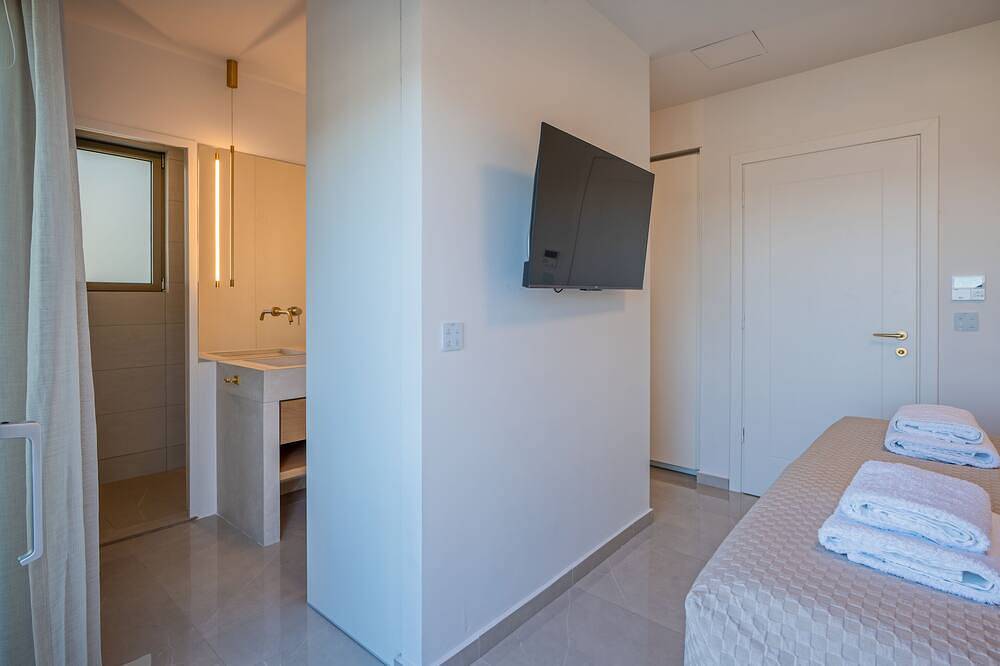 Ganze Wohnung, Sarpidon, Amphimatrion Luxe Sv apt, private hot tub & shared pool, 650m to beach in Kalyves, Chania und Umgebung