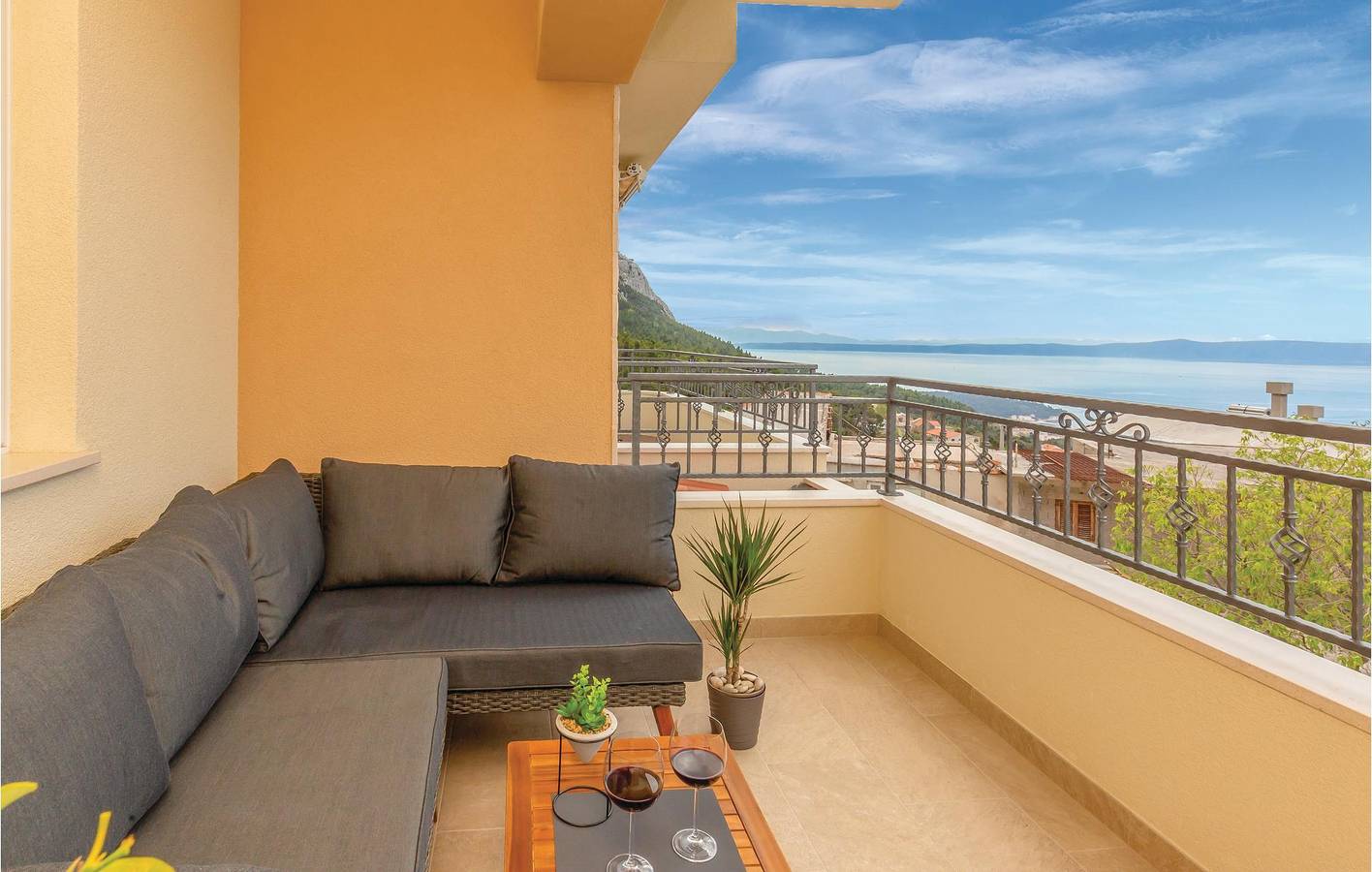 Ganze Ferienwohnung, Gemütliches Apartment mit Meerblick und Terrasse, in der Nähe des Stadtzentrums von Veliko Brdo in Veliko Brdo, Makarska