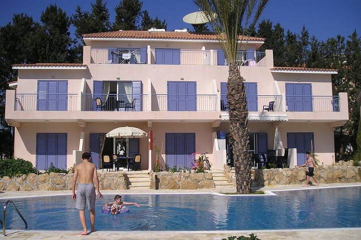Chalet para 8 personas, con jardín además de piscina y balcón - 1