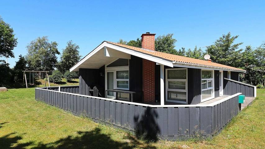 Ferieudlejning for 8 personer, med jacuzzi og have såvel som terrasse og sauna i Øster Hurup