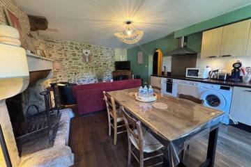 Gîte pour 4 personnes, avec jardin à Rouzède