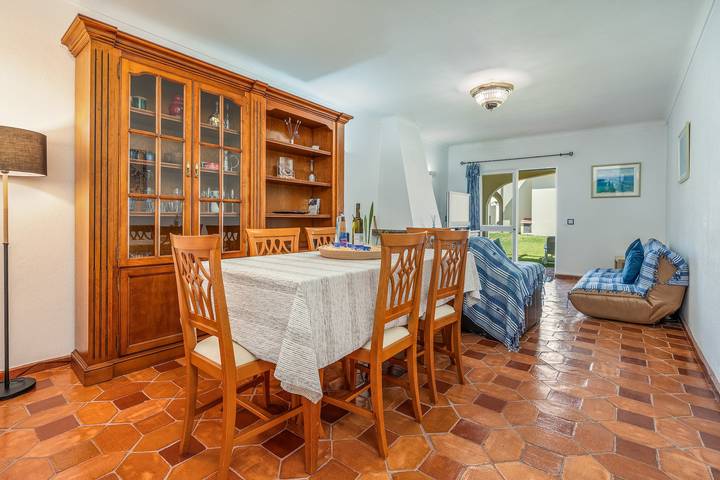 Apartamento inteiro, Apartamento 'Casa verão Azul - Porches' com Piscina Partilhada, Terraço Privado e Wi-Fi in Porches, Distrito de Faro