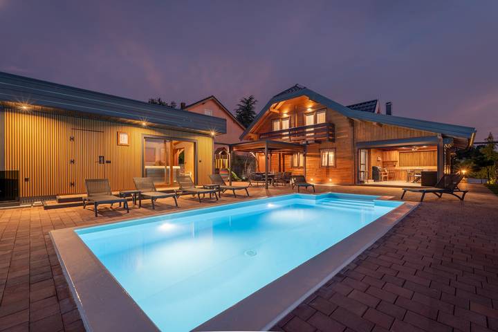 Ferienhaus für 8 Personen, mit Balkon und Whirlpool sowie Terrasse und Garten