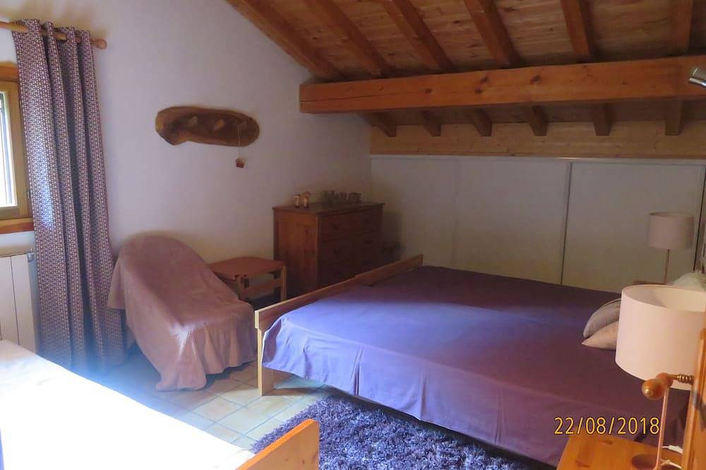 Chalet cosy avec spa extérieur et sauna face au Mont Blanc - Montchavinla Plagne in Bellentre, La Plagne-Tarentaise
