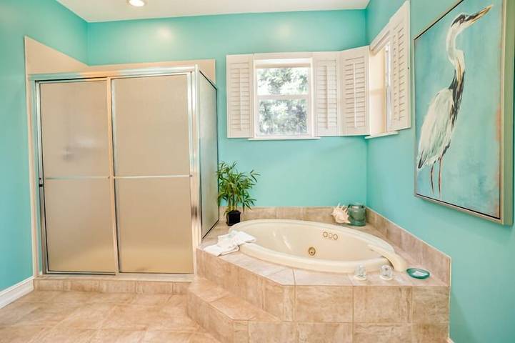 Vacation rental for 8 people, with pool and balcony as well as yard and hot tub in Captiva Island