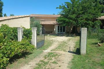 Agriturismo pour 4 personnes, avec jardin et piscine à Crestet