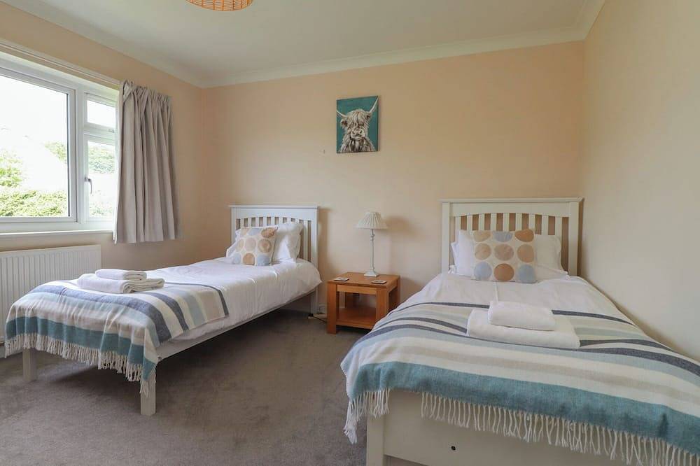 Bro Mebyd, pet friendly, country holiday cottage in Criccieth in Criccieth, Gwynedd