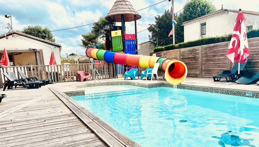 Chalet pour 4 personnes, avec terrasse et piscine