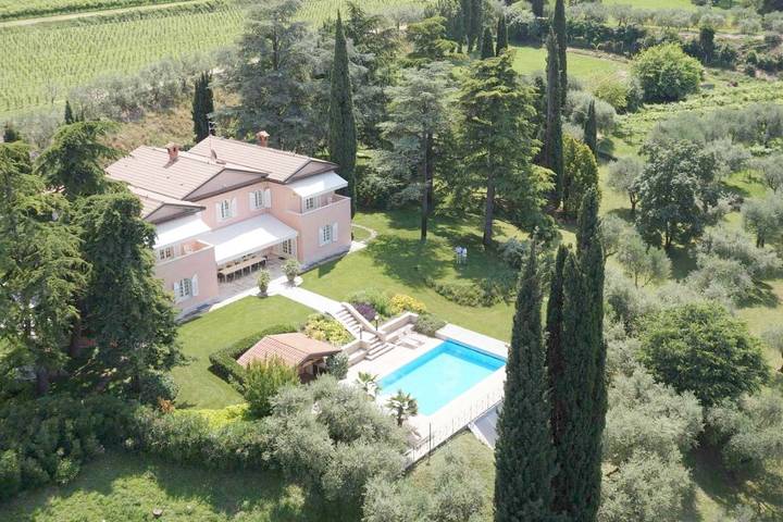 Villa per 14 persone, con vista lago e piscina nonché panorama e giardino, con animali domestici a Lazise