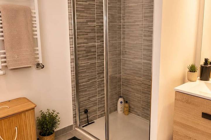 Appartement entier, Cosy Bondy. Appartement chaleureux avec parking, Wi-Fi, balcon, proche transport in Bondy, Seine-Saint-Denis