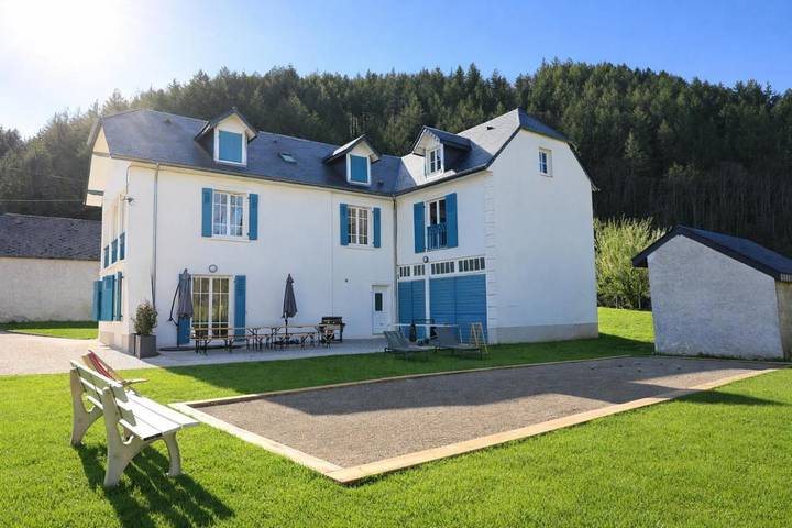 Location de vacances pour 14 personnes, avec Balcon et Terrasse ainsi que Jardin et Vue à Pouzac
