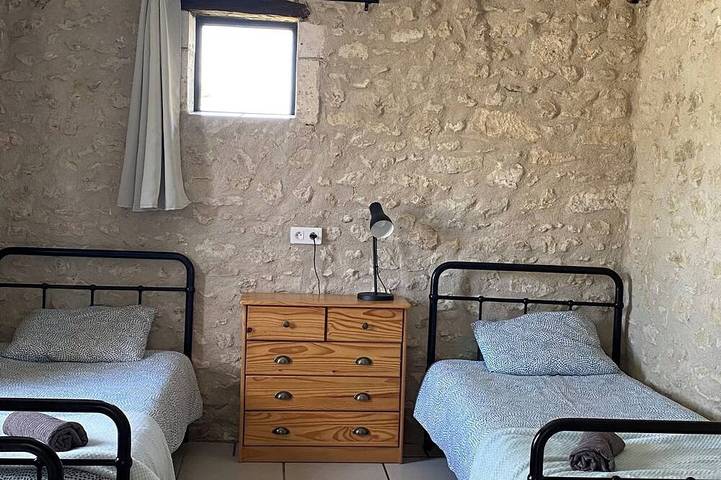 Location de vacances pour 8 personnes, avec piscine ainsi que terrasse et jardin à Champagne-et-Fontaine - 4