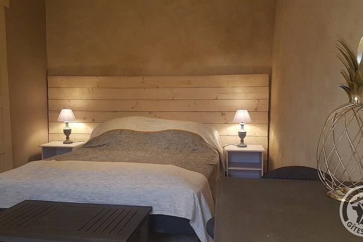 Location de vacances pour 15 personnes, avec jardin à Chambost-Longessaigne - 2