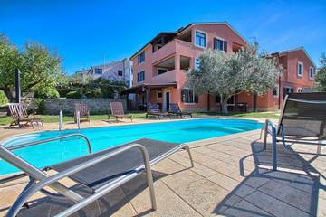 Ferienwohnung für 6 Personen, mit Terrasse und Garten sowie Pool, kinderfreundlich in Medulin