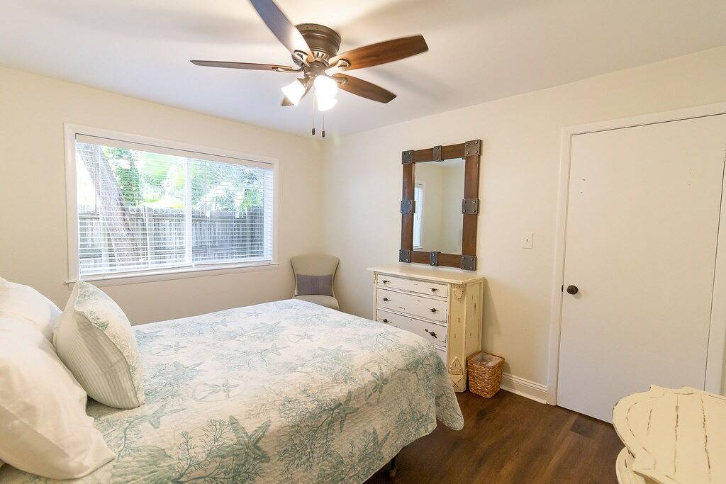 New 2 Bedroom Beach Cottage! One block to Beach! By Crabdaddy's and Crab Trap! in St. Simons Island, Glynn County