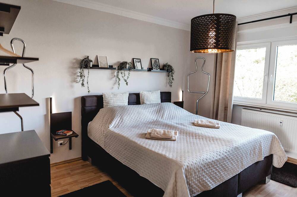 Ganze Wohnung, Elegantes Apartment mit Terrasse & 2 Parkplätzen in Frankenalb