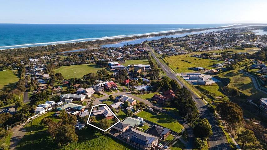 Holiday home for 12 people, with garden, with pets in Lakes Entrance
