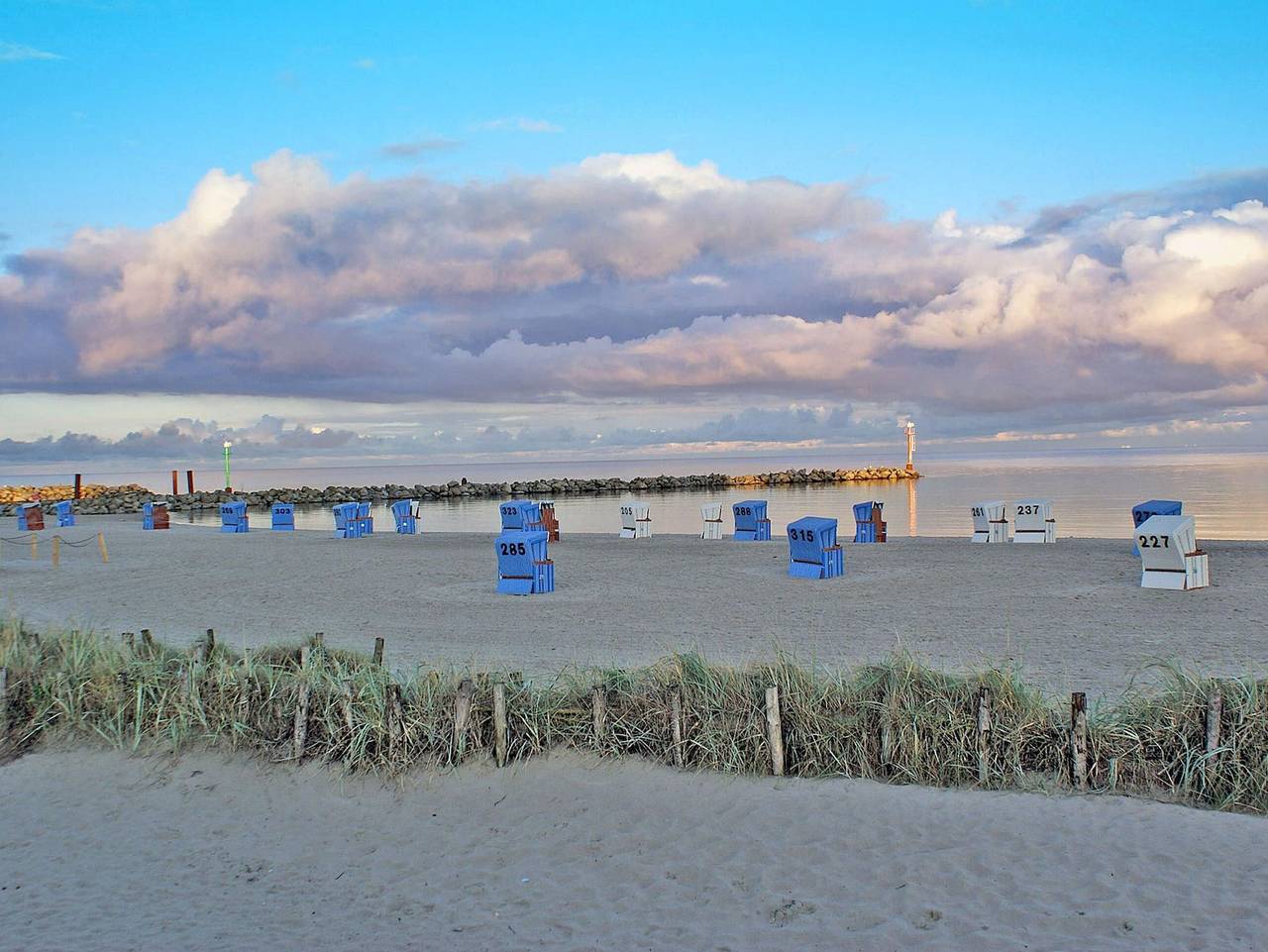 Zeltdachhaus mit Zaun in Strandnähe in Ostseebad Damp, Damp
