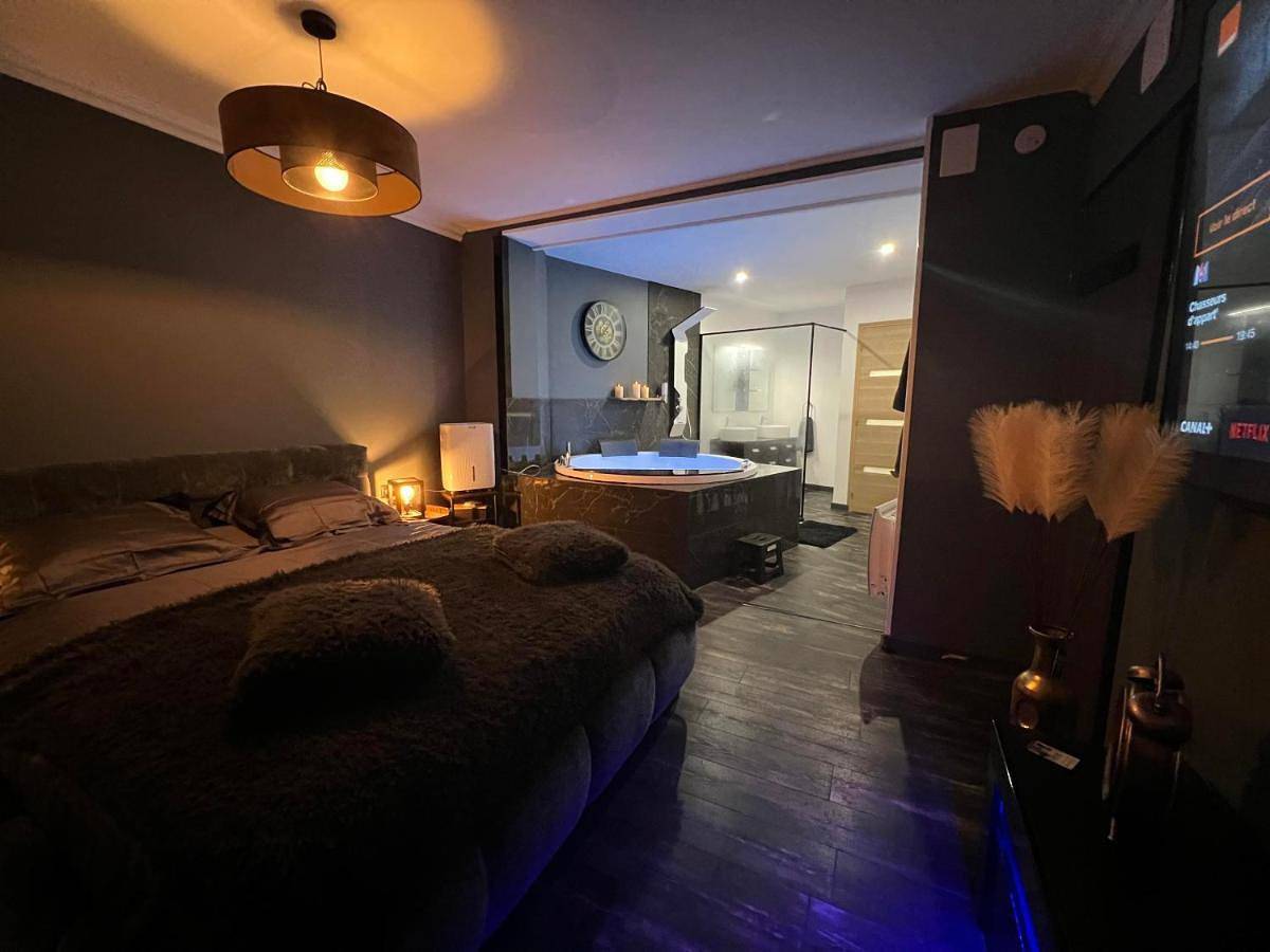 Double Room with Spa Bath in Fruges, Région de Montreuil
