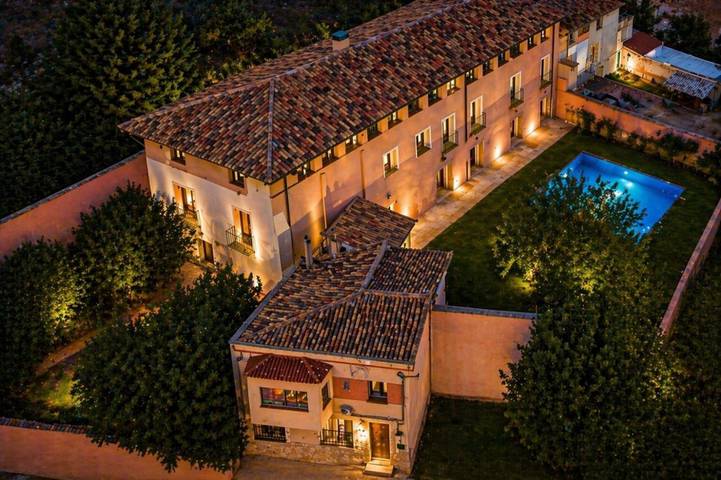 Chalet para 16 personas, con sauna y piscina además de jardín y jacuzzi en Aragón - 2