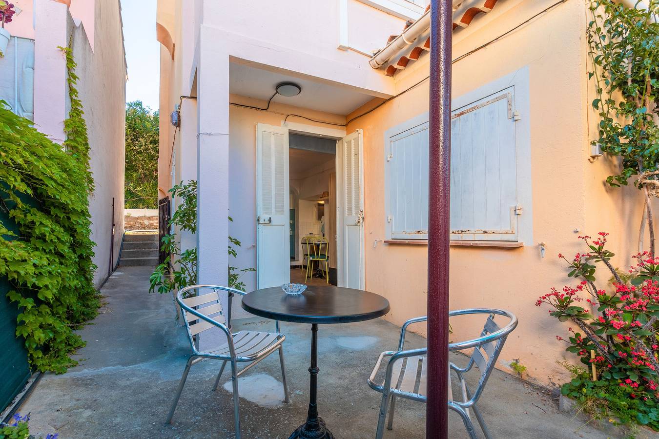 Studio entier, Studio 'Lina' avec terrasse privée et Wi-Fi in Le Lavandou, Région de Toulon