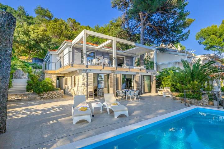 Villa pour 6 personnes, avec Jacuzzi et Terrasse ainsi que Jardin et Piscine à Mali Losinj