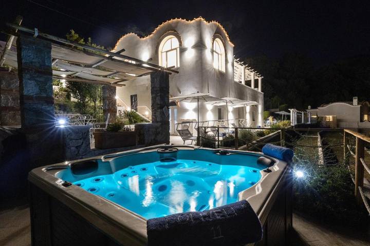 Villa per 12 persone, con giardino e idromassaggio nonché piscina a Anacapri