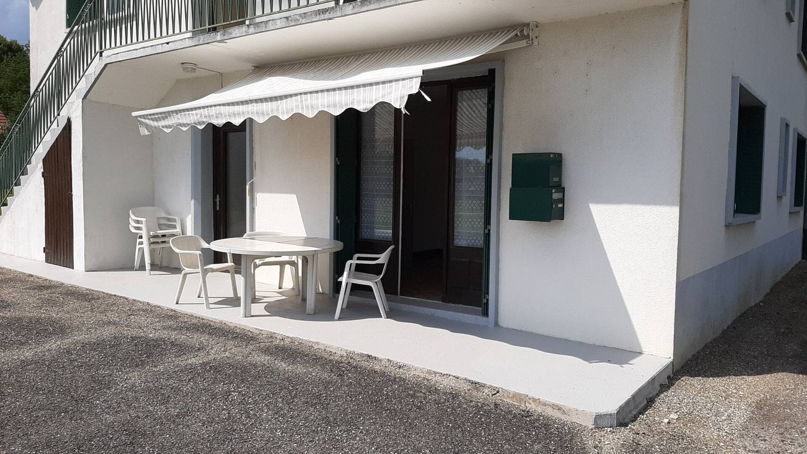 Apartamento entero, Le Gîte de Corcelles: Apartamento independiente con terraza y parking en Arlay in Arlay, Jura