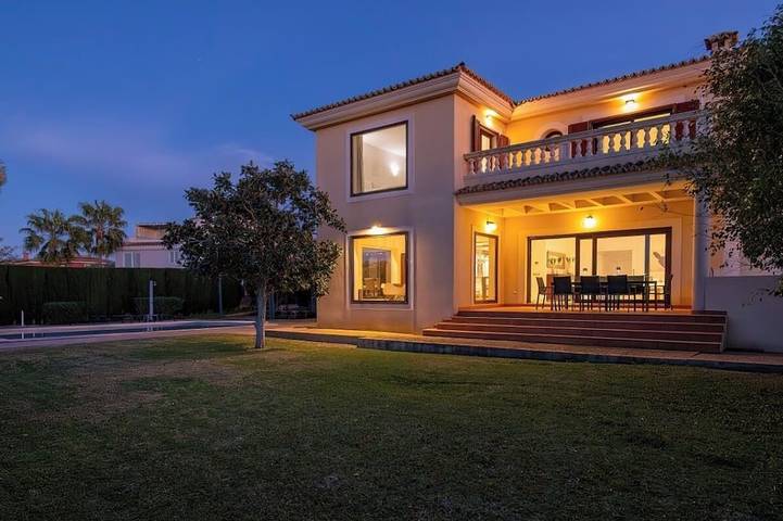 Ferienhaus für 9 Personen, mit Whirlpool und Balkon sowie Garten in Llucmajor