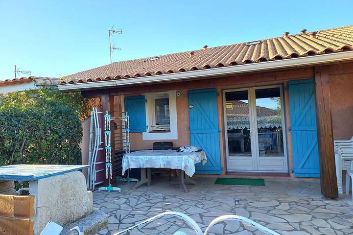 Appartement entier, Maisonnette avec piscine ,tennis et terrain de boules  5 mn de l étang de thau in Loupian, Côte méditerranéenne (France)