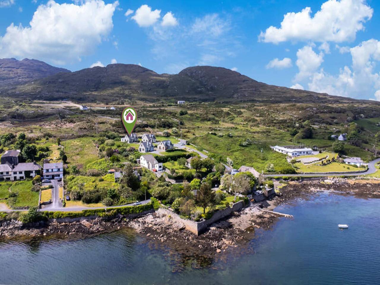 Entire apartment, House in Roundstone with Lovely Garden in Roundstone, Connemara
