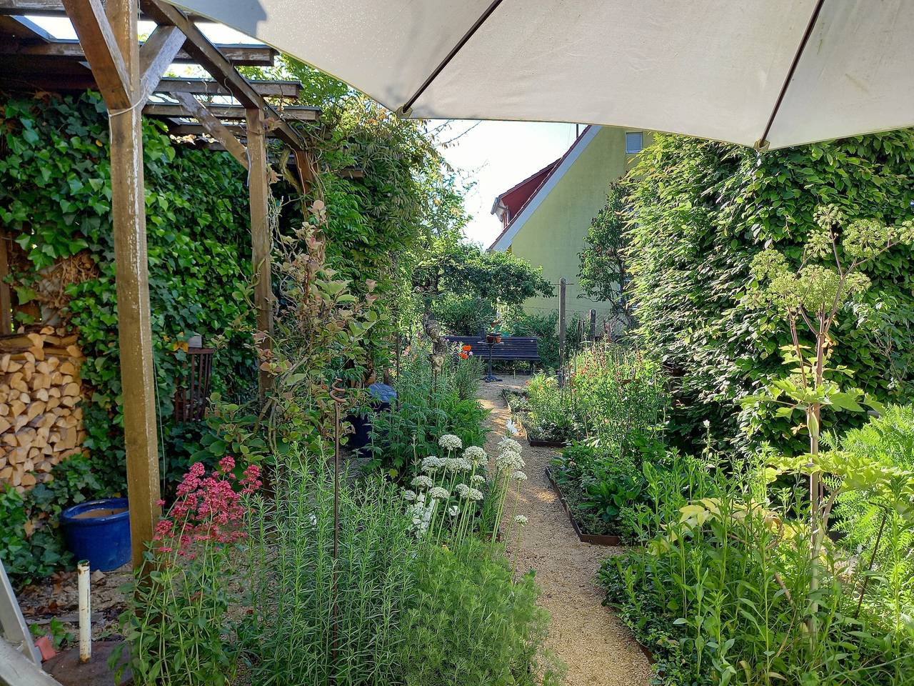 "Flora-Marie - der Bauwagen im Garten" mit privater Terrasse und gemeinsamem Garten in Ötisheim, Nordschwarzwald