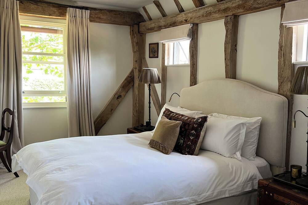 Stunning Luxury Barn Conversion in Surrey. in Ockham, Guildford